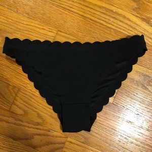 Scallop design swim bottoms